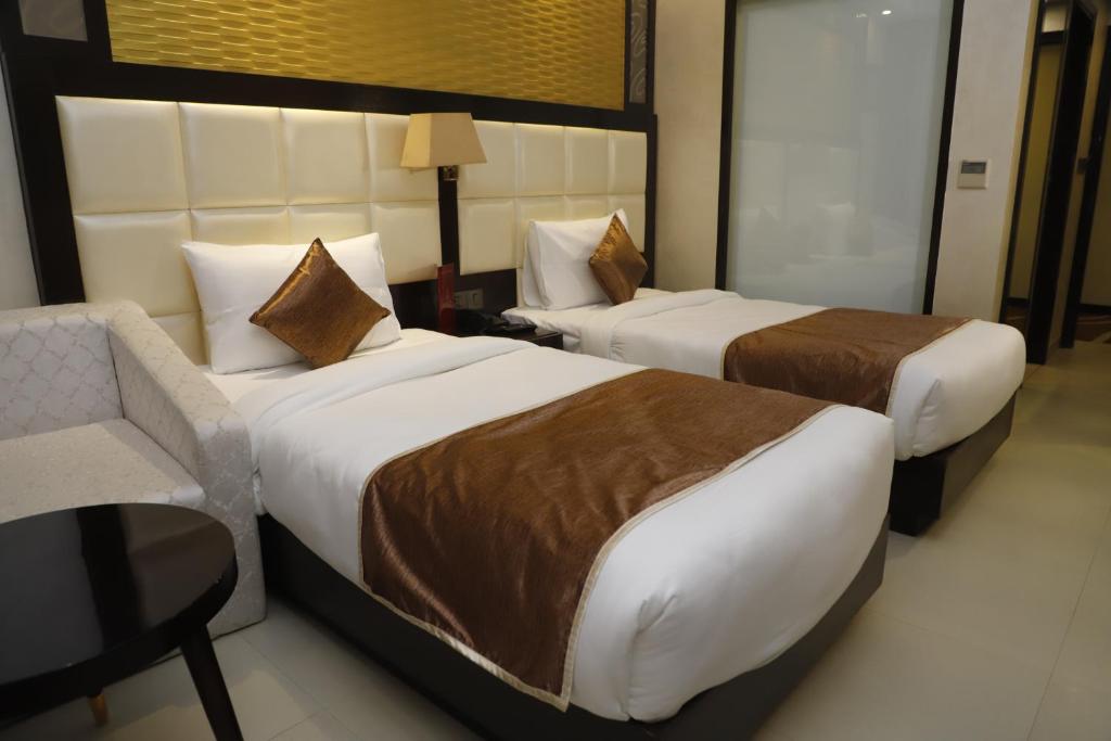 Postel nebo postele na pokoji v ubytování Udman Hotel Chhattarpur