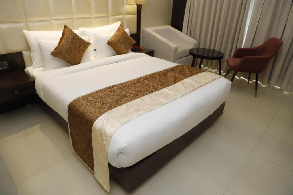 Postel nebo postele na pokoji v ubytování Udman Hotel Chhattarpur