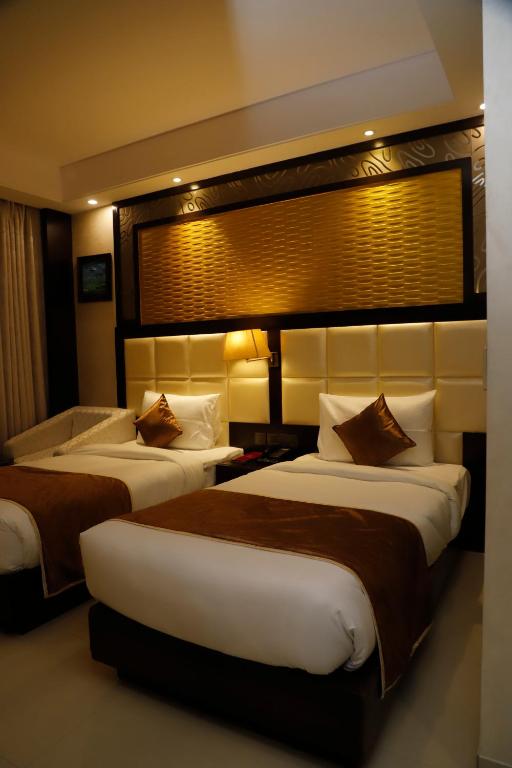 Postel nebo postele na pokoji v ubytování Udman Hotel Chhattarpur