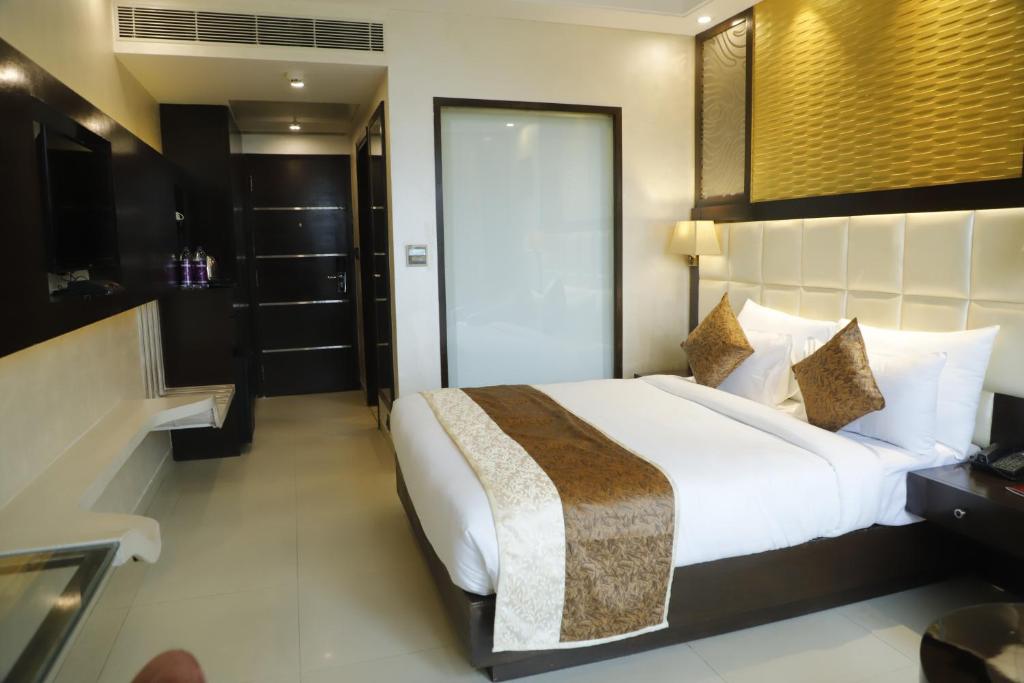 Postel nebo postele na pokoji v ubytování Udman Hotel Chhattarpur