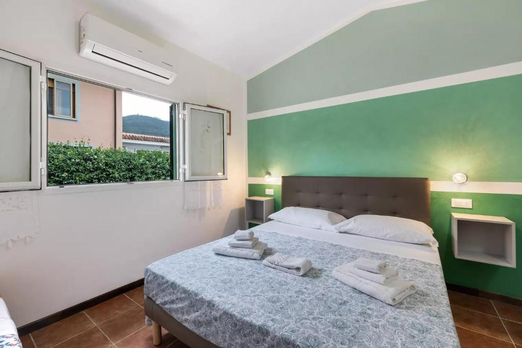 um quarto com uma cama com duas toalhas em Casa Sanfè em Albenga