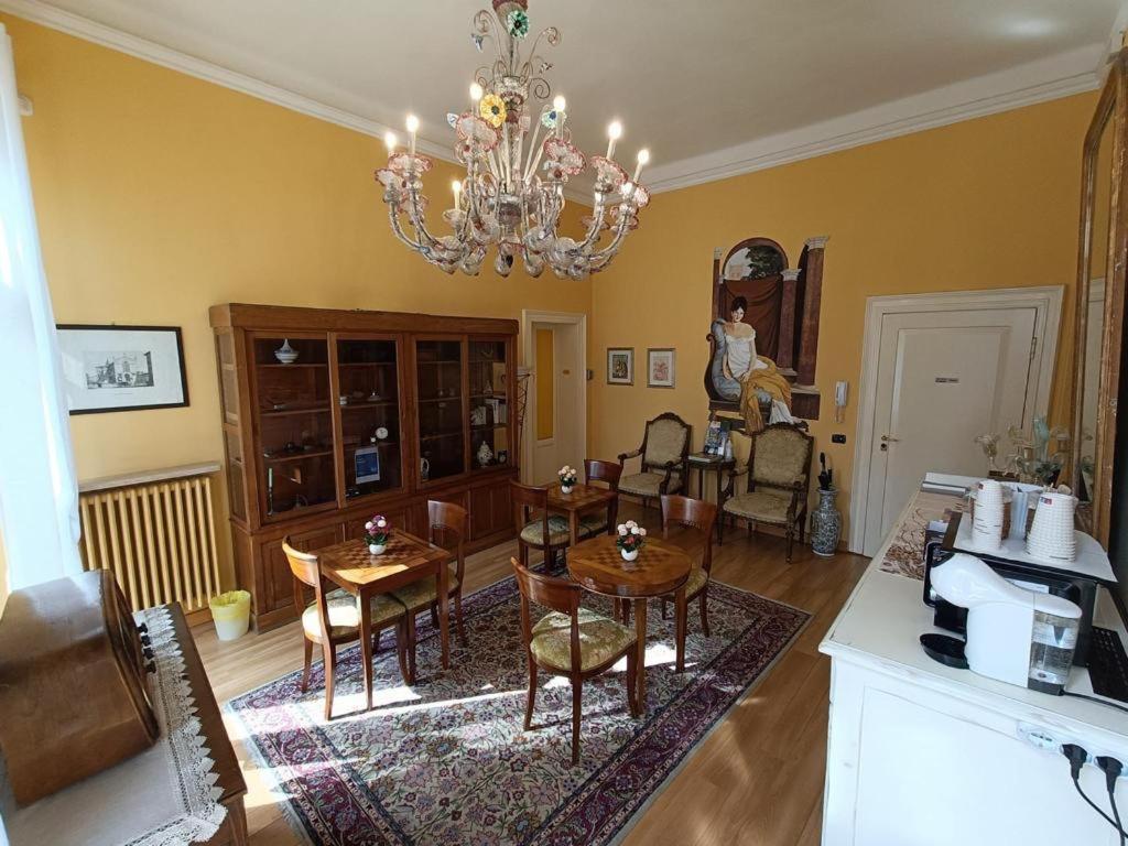 a living room with a dining table and a chandelier at Casa Esvael Rooms in Verona
