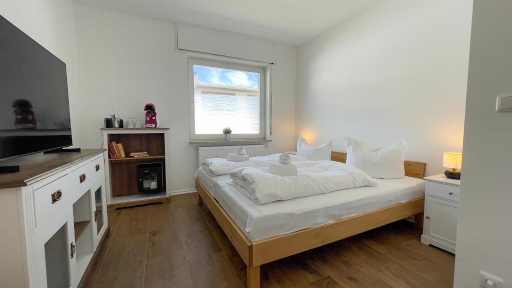 A bed or beds in a room at Gästezimmer Alter Duhner Weg