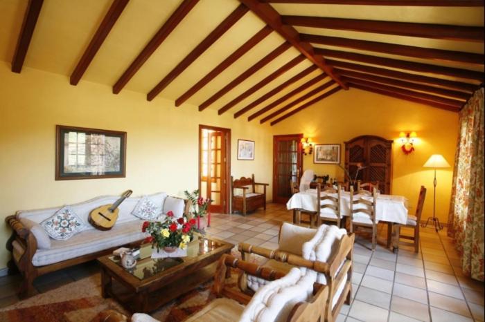 Posezení v ubytování Vivelorural Casa rural Las Rosas con piscina