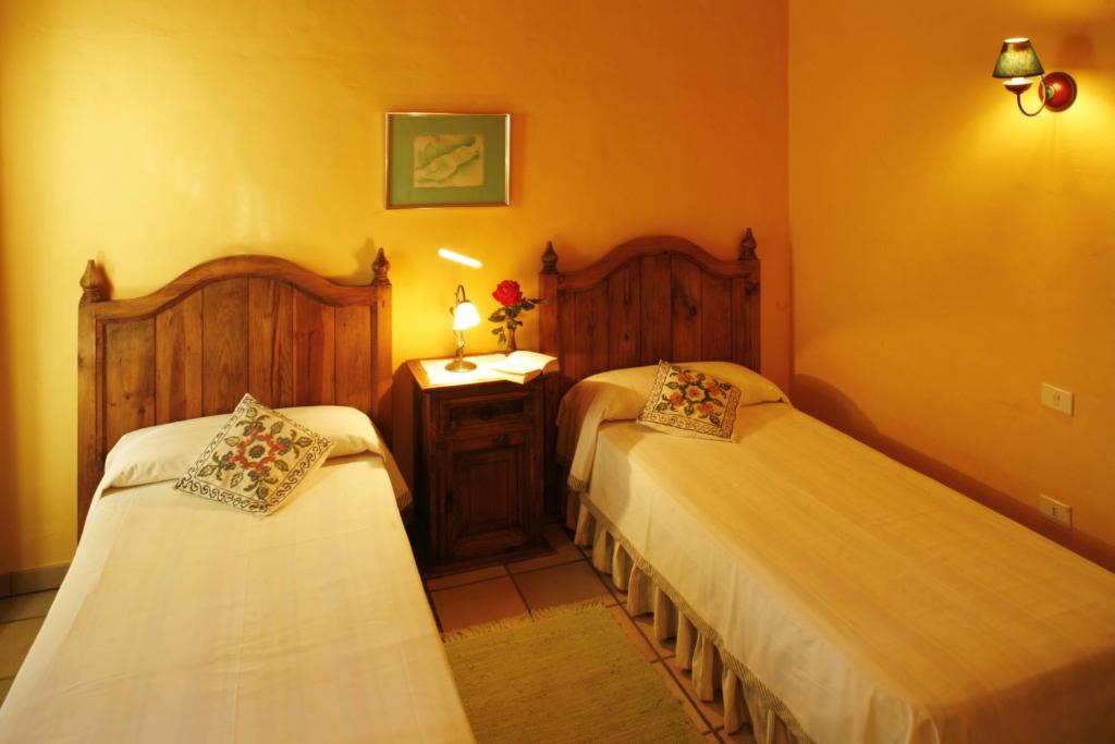 Postel nebo postele na pokoji v ubytování Vivelorural Casa rural Las Rosas con piscina