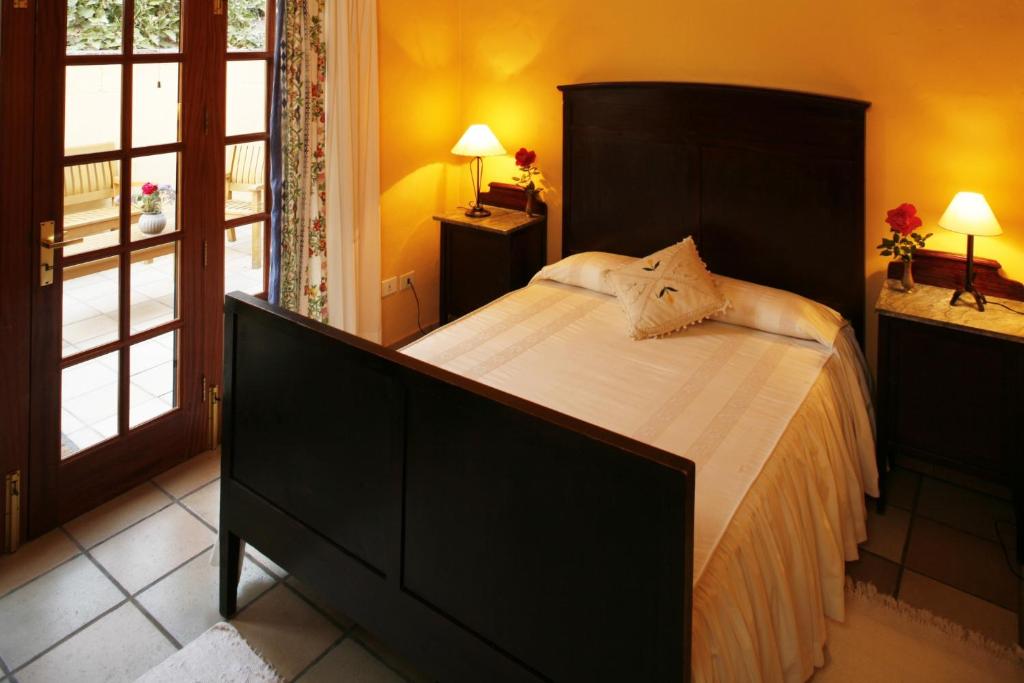 Postel nebo postele na pokoji v ubytování Vivelorural Casa rural Las Rosas con piscina