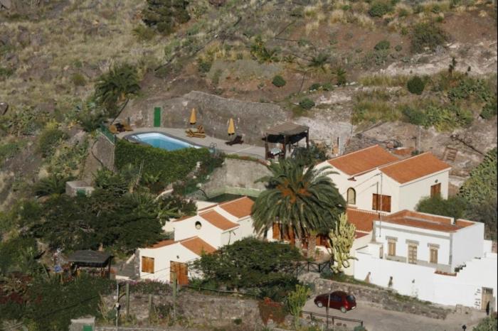 Bazén v ubytování Vivelorural Casa rural Las Rosas con piscina nebo v jeho okolí