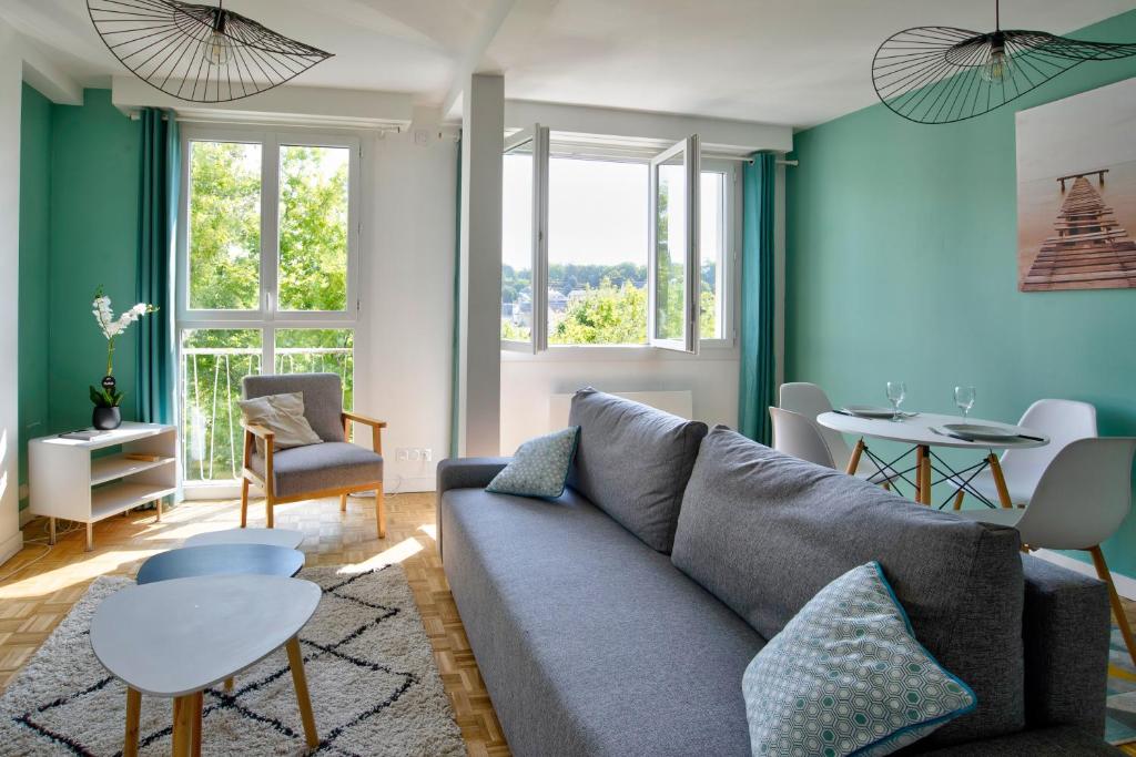 un salon avec un canapé et une table dans l'établissement Charmant T2 lumineux ► Centre-Ville ► Tout équipé, à Saumur