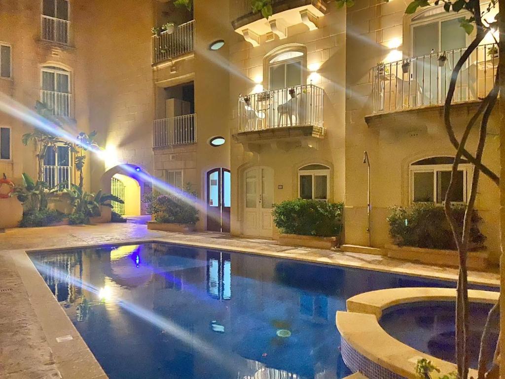 Bazén v ubytování GOZO TA CENC RESIDENCE WITH COMMUNAL POOL nebo v jeho okolí