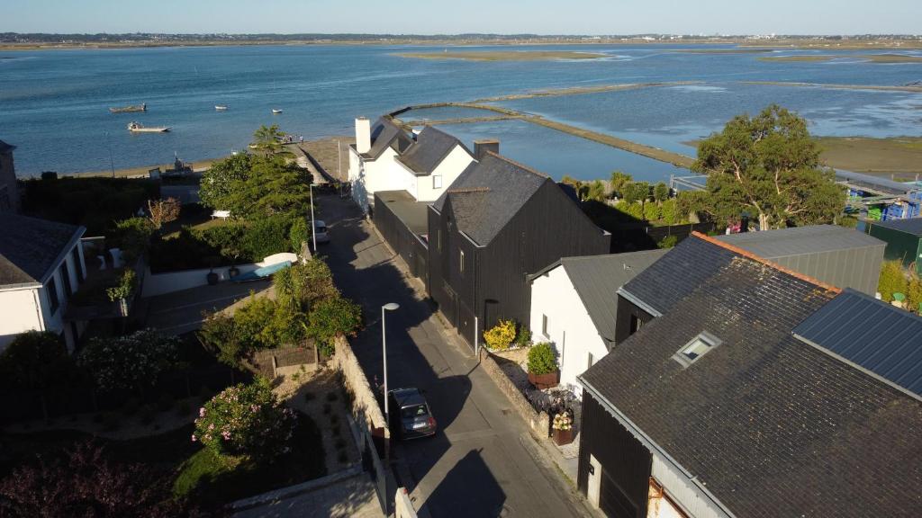 an aerial view of a city with houses and the water at Le trait d'Union le Croisic in Le Croisic