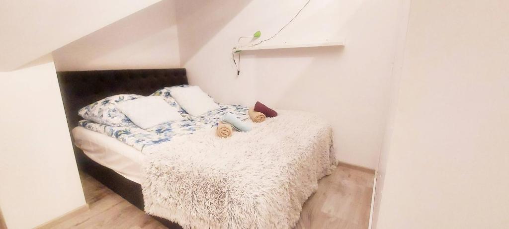Posteľ alebo postele v izbe v ubytovaní Apartament z widokiem.