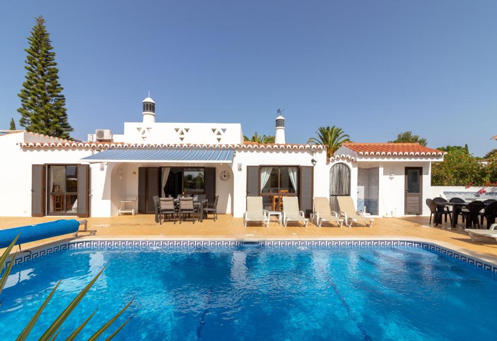 una grande piscina di fronte a una casa di Casa Santa Barbara a Carvoeiro