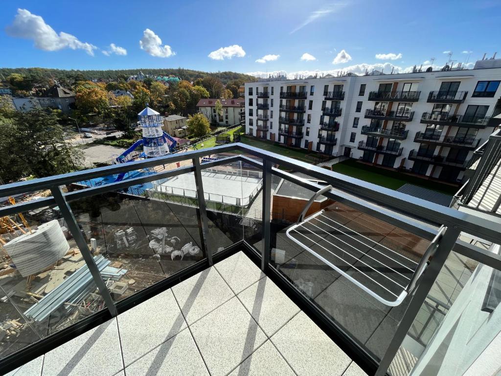 balcone con sedia e vista su un edificio di Bel Mare Sunny Flamingo a Międzyzdroje