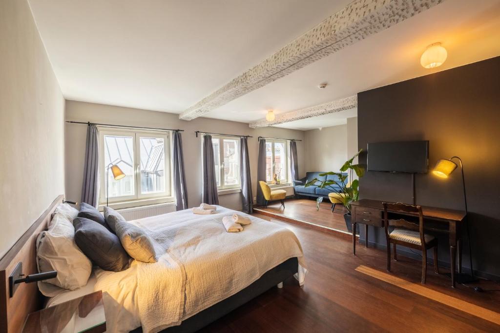a bedroom with a bed and a desk in a room at The Piano Guesthouse - Kwaadham52 in Ghent