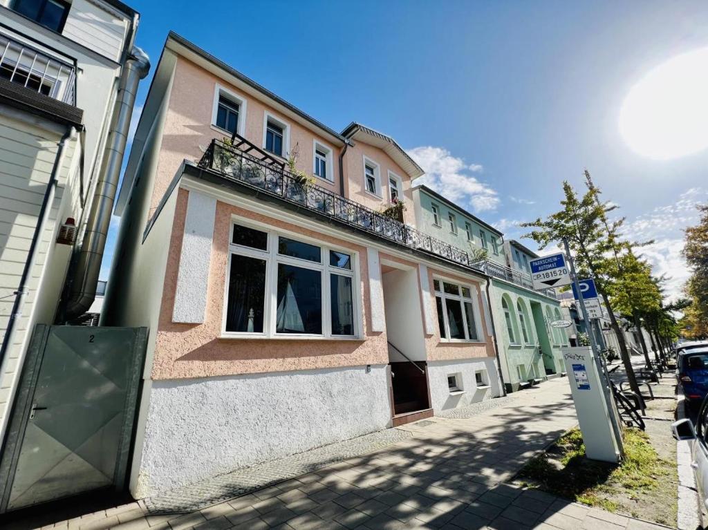 un edificio al lado de una calle en Ankerplatz in zentraler Lage en Warnemünde