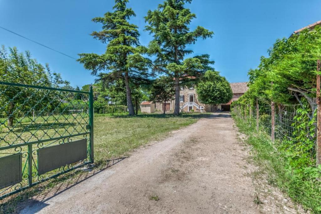 an empty driveway with a gate in front of a house at L&#39;Ardeche en Provence avec jardin ombragé in Pont-Saint-Esprit