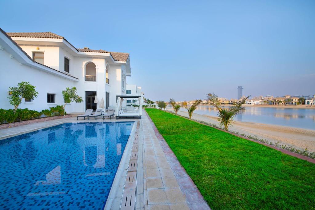 Bazén v ubytování Maison Privee - Luxury Villa with Dramatic View Private Beach & Pool nebo v jeho okolí