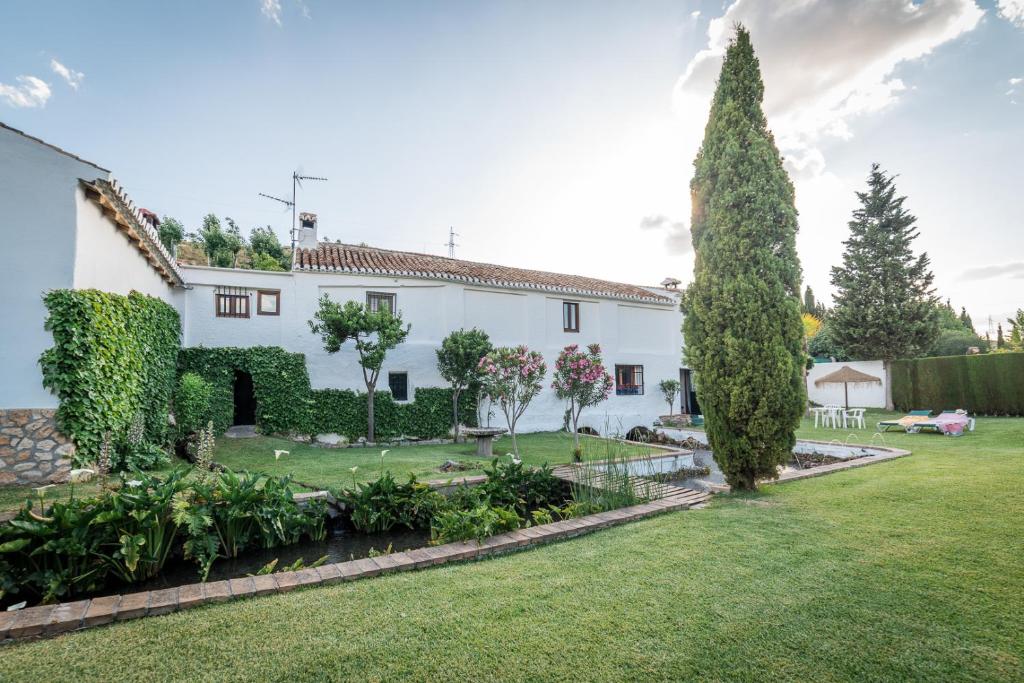 una gran casa blanca con patio en Al Agia - Los Molinos de Padul, en El Padul