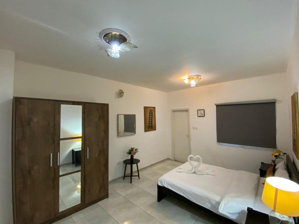 Postel nebo postele na pokoji v ubytování Comfortable Private Rooms in Compound Housing