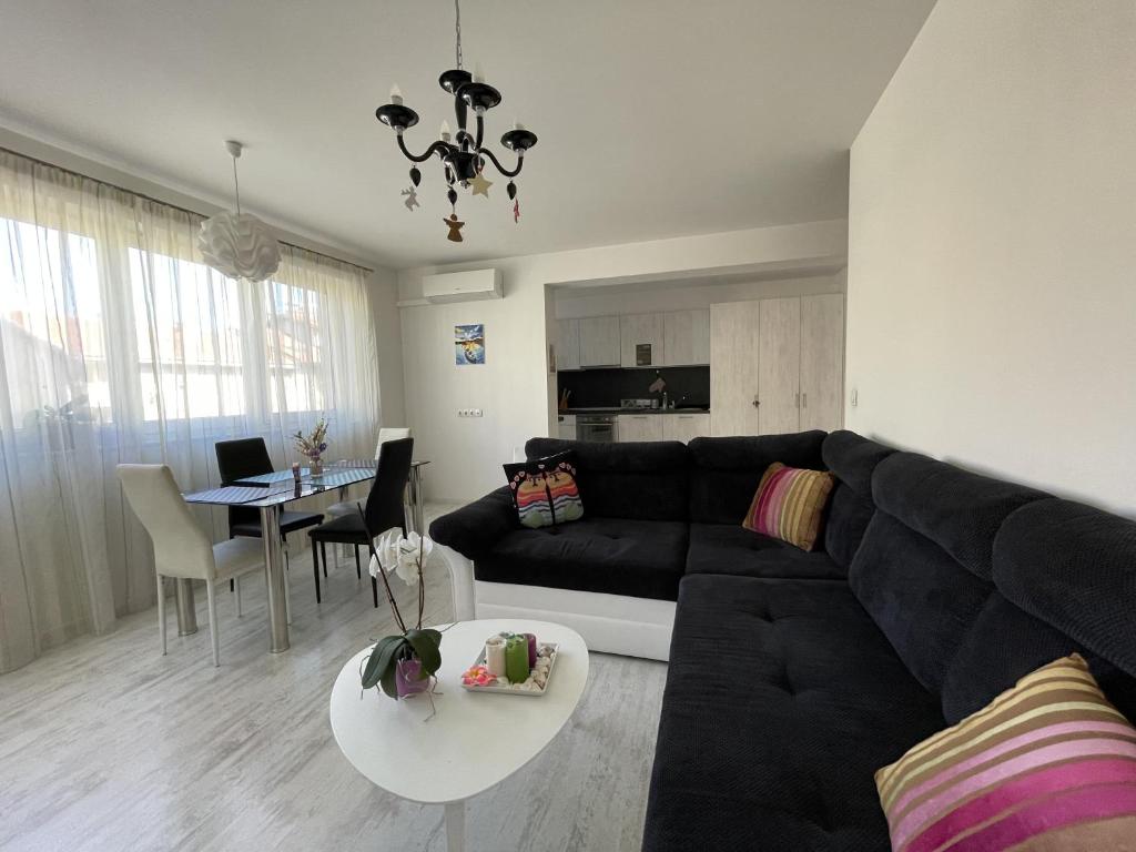 Bright & Spacious 1BD Flat with a Cute Balcony - Housity