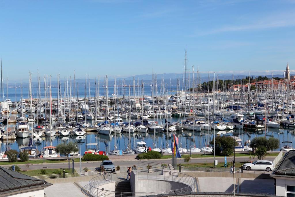 uma marina com muitos barcos na água em Luxury Marina View Apartment Izola em Izola