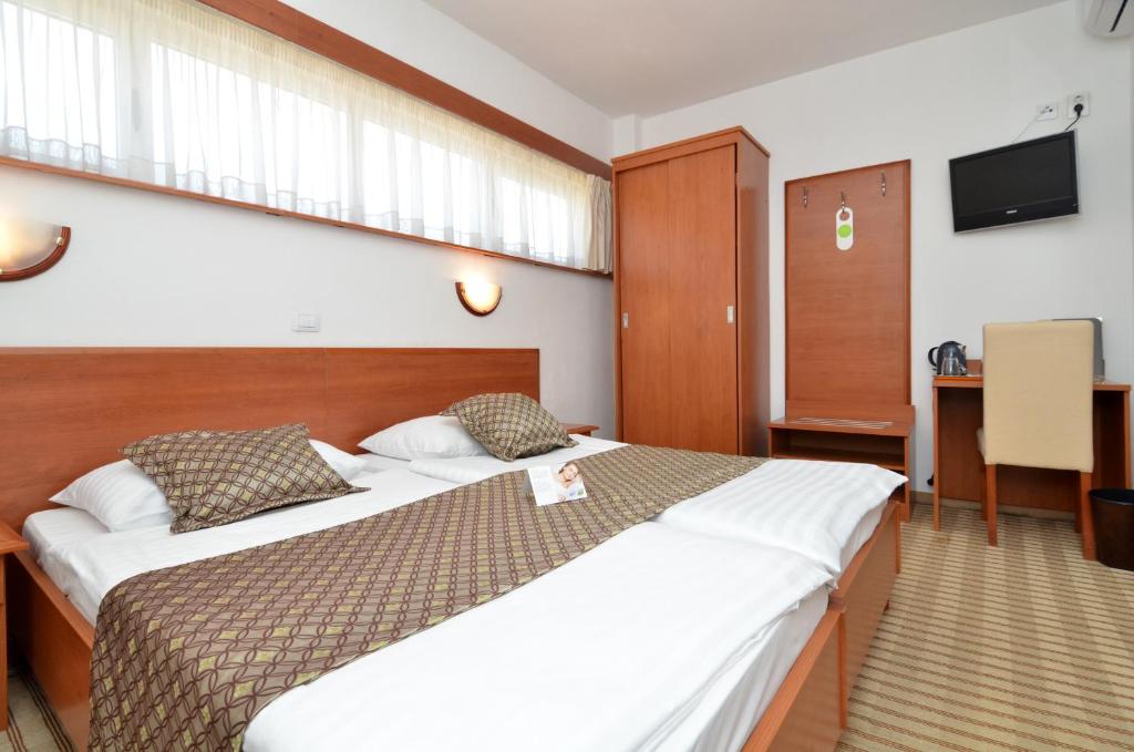 Een bed of bedden in een kamer bij Hotel Neboder