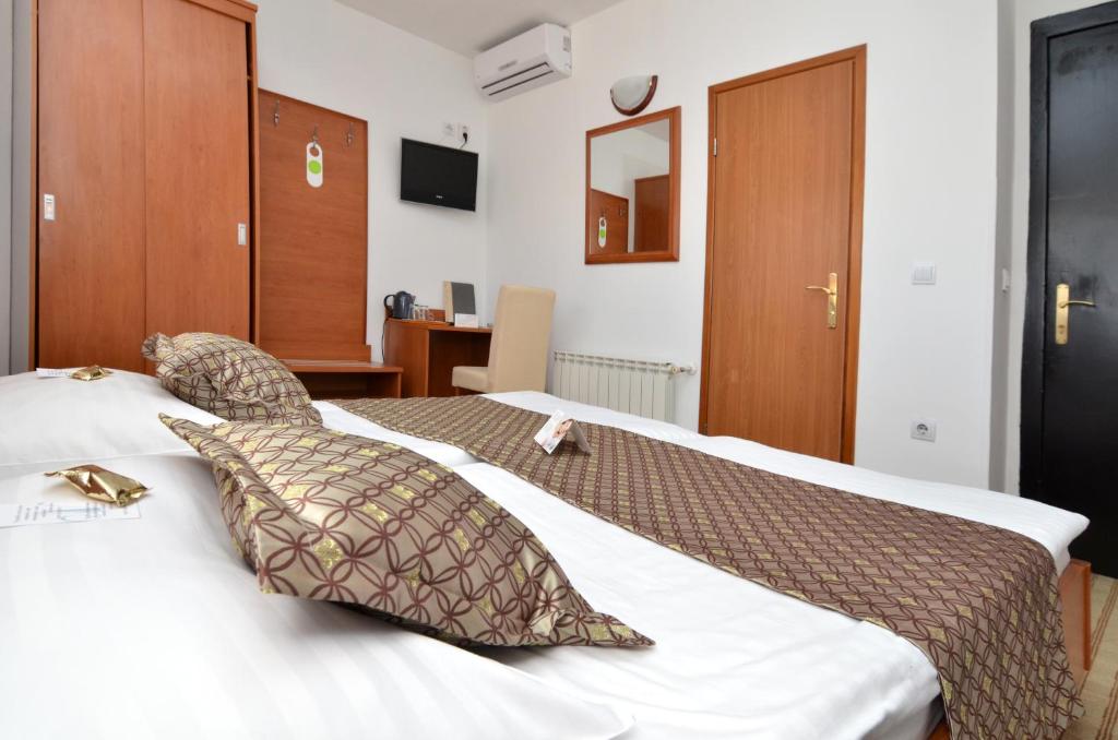 Een bed of bedden in een kamer bij Hotel Neboder