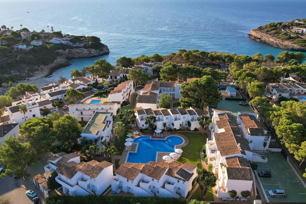 an aerial view of a villa with the ocean at Apartamentos Vista Alegre Mallorca in Porto Cristo