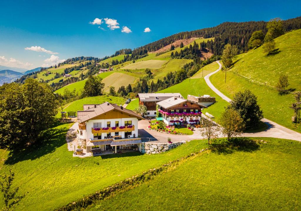 una vista aérea de una casa en una colina en Lindbichlhof Urlaub am Bio Bauernhof en Sankt Johann im Pongau
