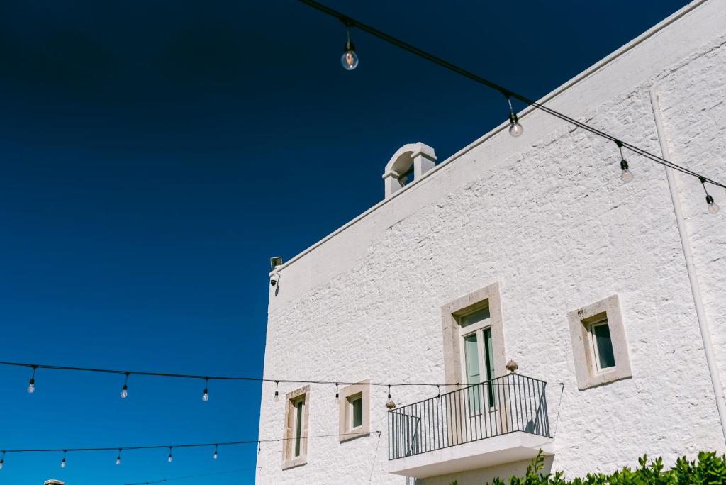 un edificio blanco con luces de Navidad en él en Tenuta Pinto, en Mola di Bari