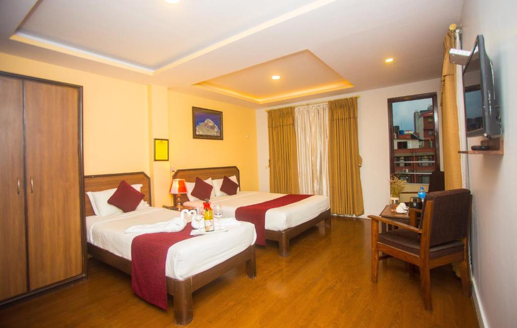 Postel nebo postele na pokoji v ubytování Thamel Grand Hotel