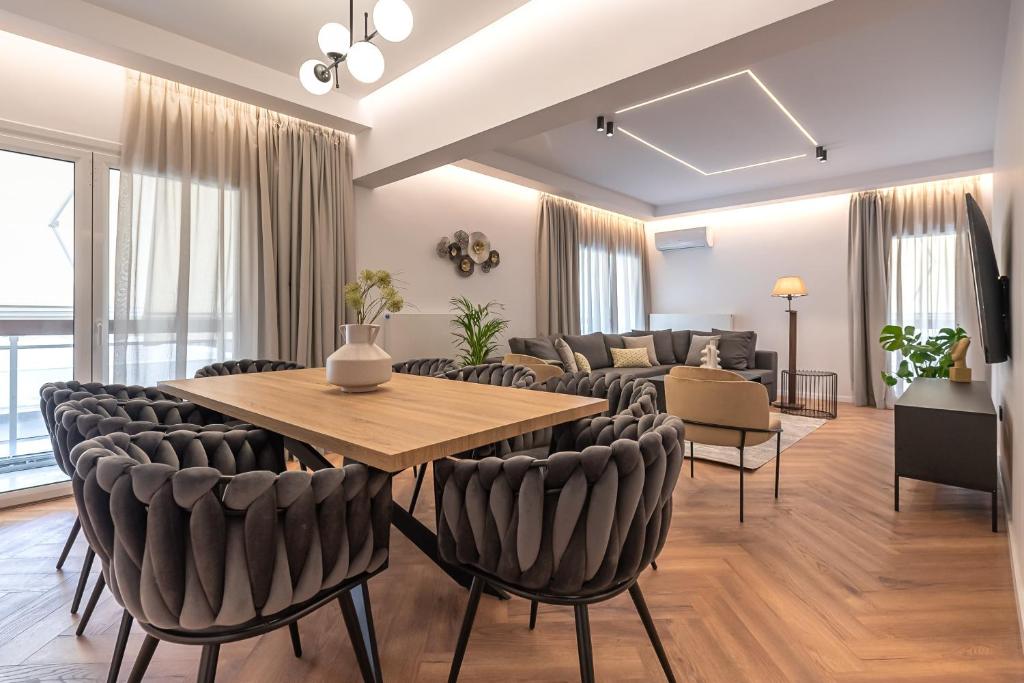 uma sala de estar com mesa e cadeiras em Phaedrus Living Luxury Penthouse Ploutarchou em Atenas