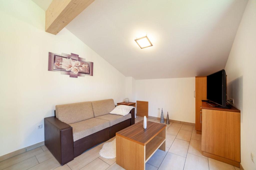 Televízia a/alebo spoločenská miestnosť v ubytovaní Ferienwohnung Edelweiss
