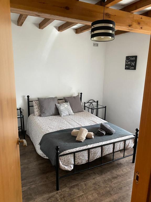 1 dormitorio con 1 cama en una habitación con techo en El Descanso Lastres, en Colunga