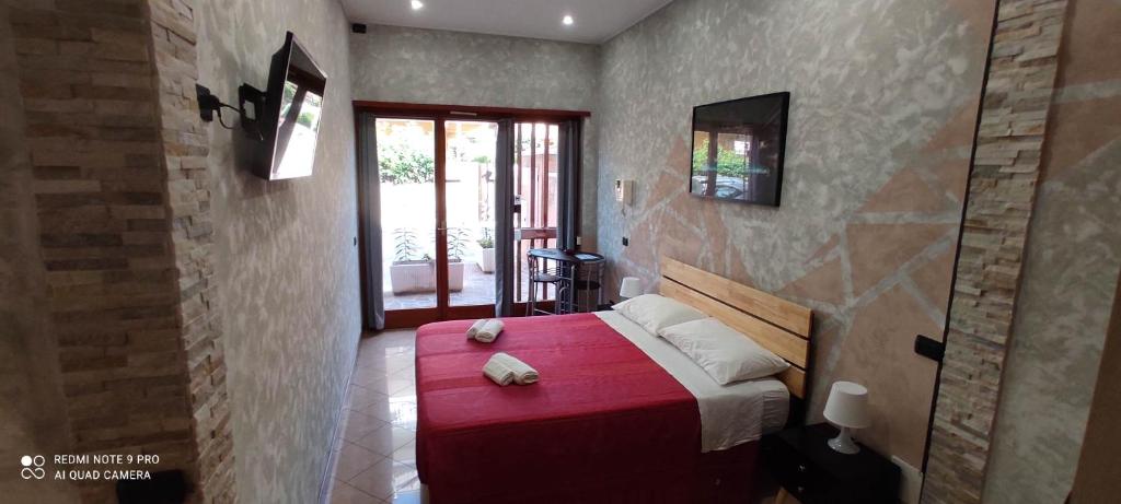 een slaapkamer met een bed met een rode deken bij Top Apartment Roma 1 in Rome