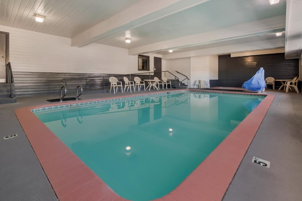 Πισίνα στο ή κοντά στο Red Lion Inn & Suites Ontario
