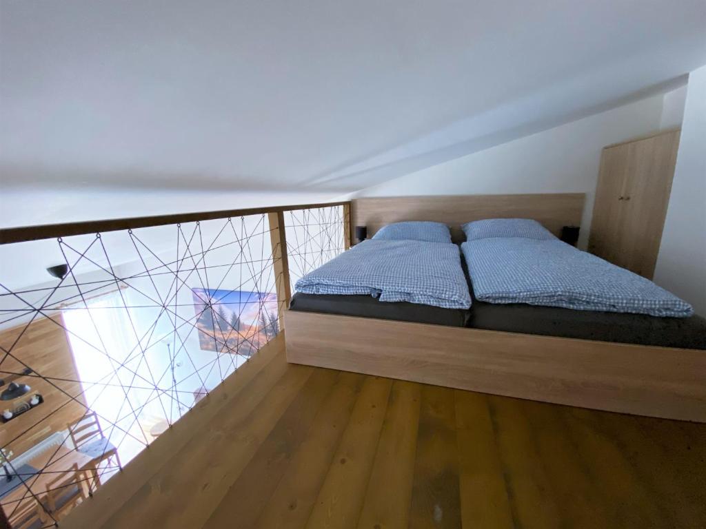 Łóżko lub łóżka w pokoju w obiekcie Miky Apartmán Klínovec view