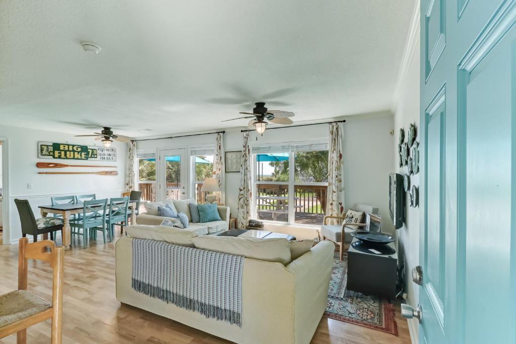 un soggiorno con divano e tavolo di Redecorated PetFriendly Home a Fernandina Beach