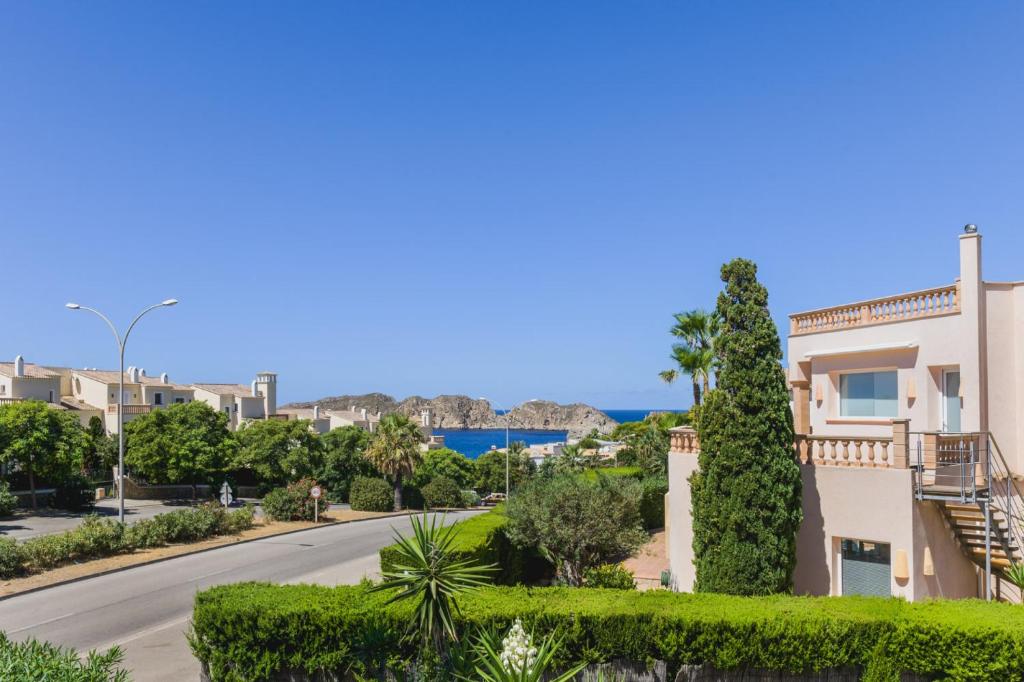 ulica w dzielnicy mieszkalnej z domem i drzewami w obiekcie 2705 - Schicke Villa in Santa Ponsa Nova w mieście El Toro