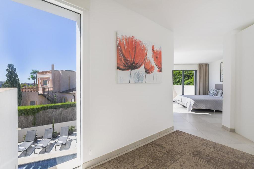 Postel nebo postele na pokoji v ubytování 2705 - Schicke Villa in Santa Ponsa Nova