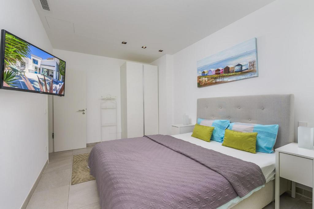 Postel nebo postele na pokoji v ubytování 2705 - Schicke Villa in Santa Ponsa Nova