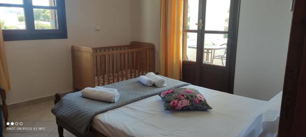 1 dormitorio con 1 cama con toallas en Votsalo Beach House, en Moutsoúna