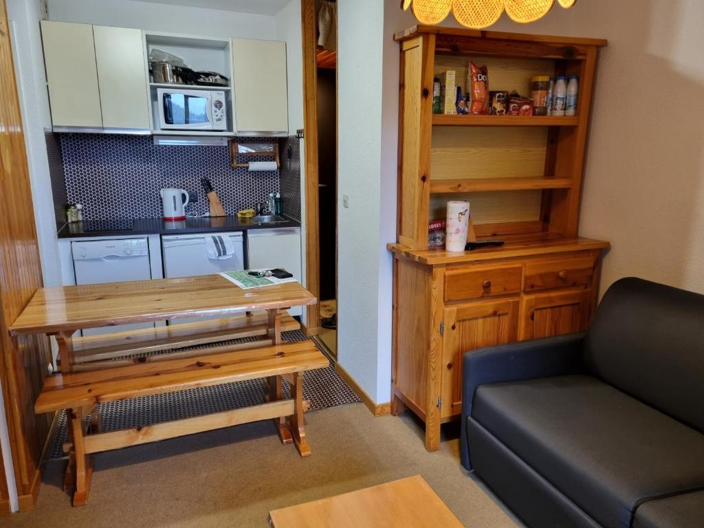 ein Wohnzimmer mit einem Sofa und einem Tisch in der Unterkunft le Sorbier E La Foux d'Allos in Allos