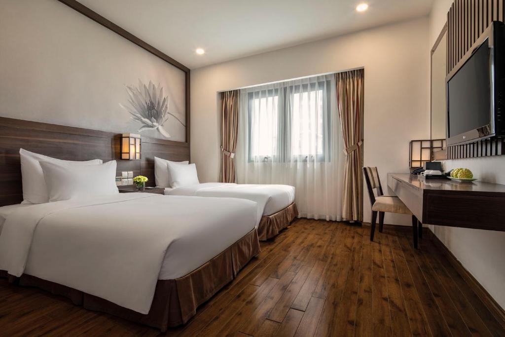 Postel nebo postele na pokoji v ubytování Authentic Hanoi Boutique Hotel