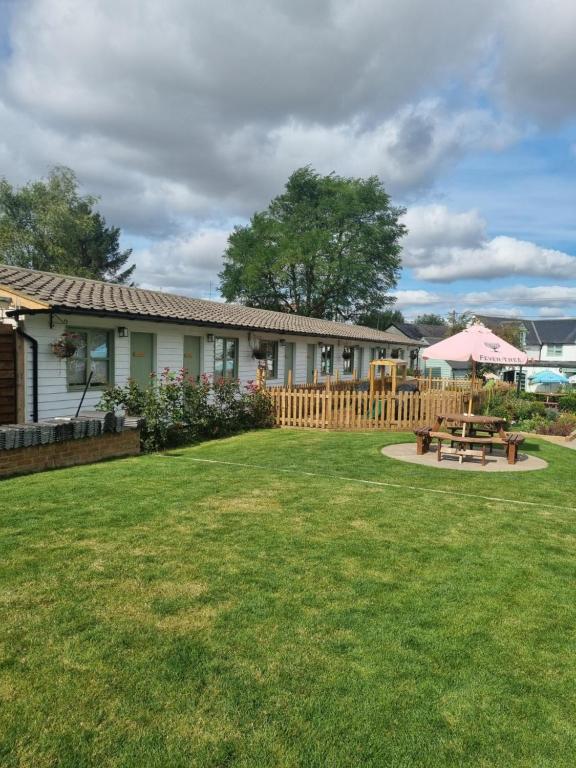 una casa con una mesa de picnic en un patio en Pine, Country chalet located in Pegsdon en Hexton