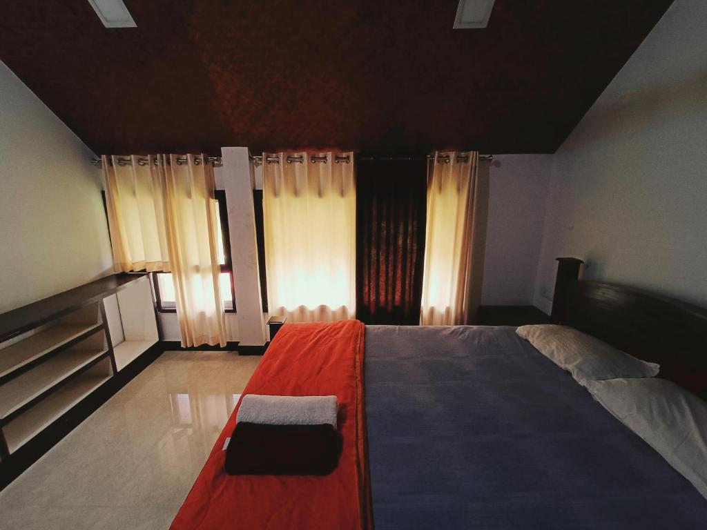 Postel nebo postele na pokoji v ubytování Gouri's Homestay
