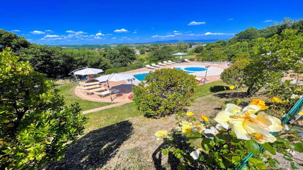 Blick auf den Garten und den Pool in der Unterkunft Exclusive villa in Montefiascone -Pool and Jacuzzi in Montefiascone