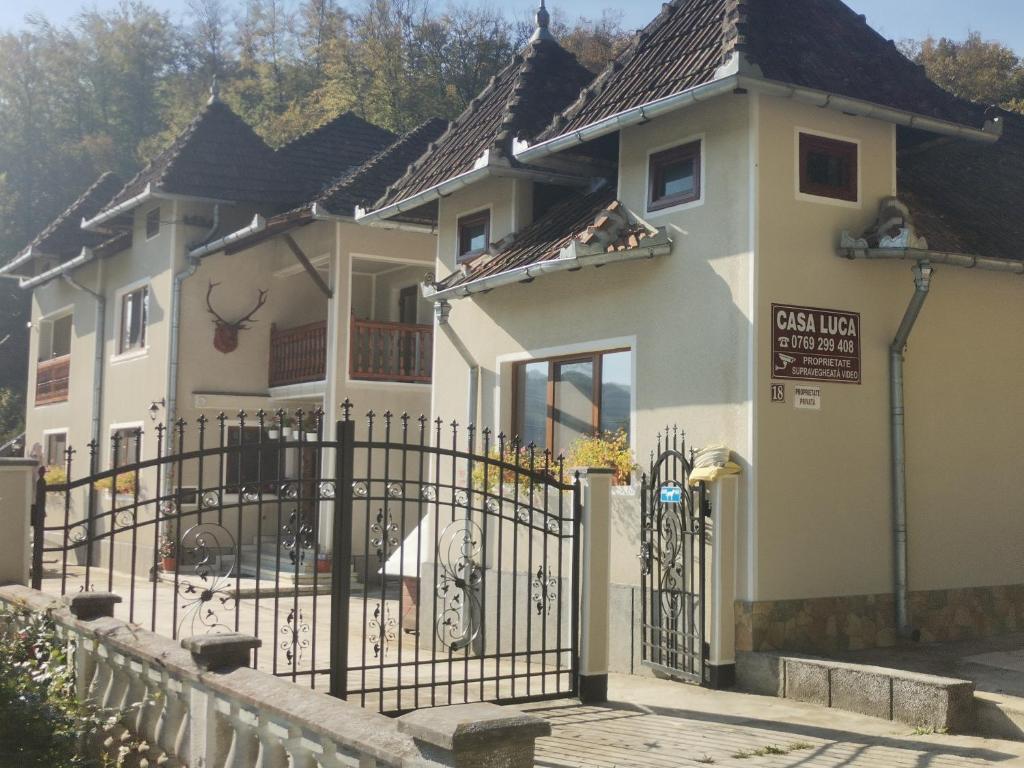 a house with a gate in front of it at Casa LUCA in Luncasprie