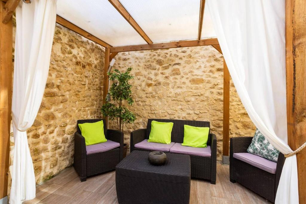 Posedenie v ubytovaní Maison accueillante à Noyen-sur-Sarthe avec terrasse