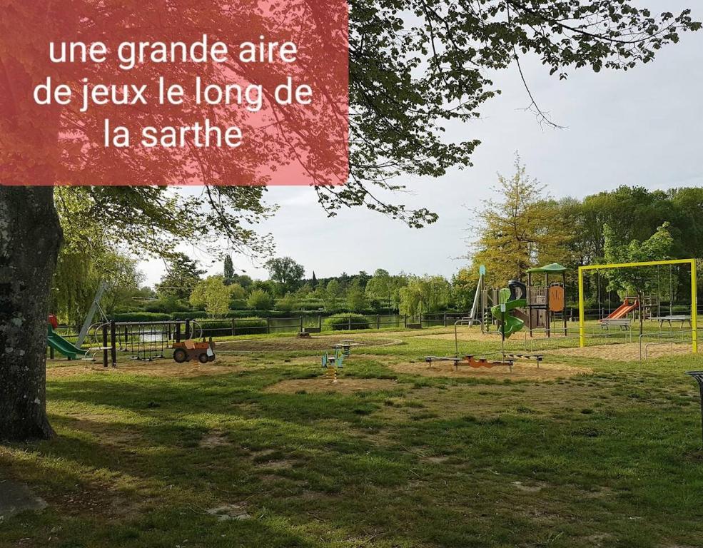 Fotografia z galérie ubytovania Maison accueillante à Noyen-sur-Sarthe avec terrasse v destinácii Noyen-sur-Sarthe